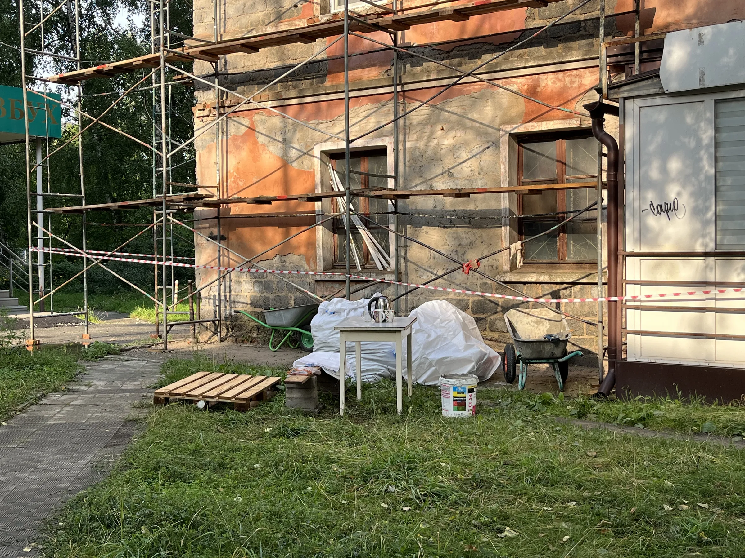 Работы у музейного здания